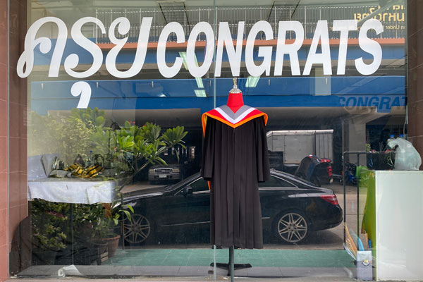 ตัวอย่างชุดครุยหน้าร้านครุย Congrats